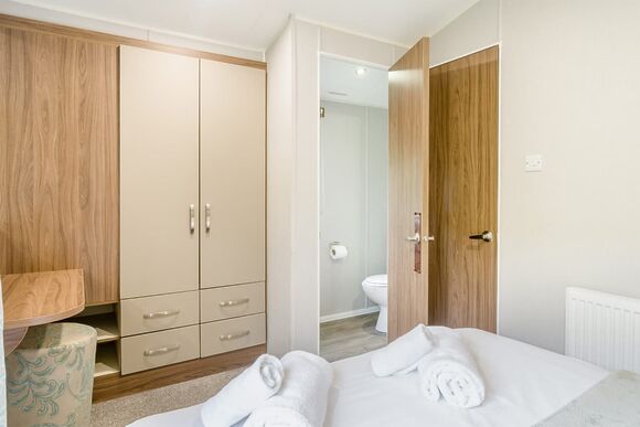 Gold Premium Caravan, parking, ensuite & decking - California Cliffs, Great Yarmouth