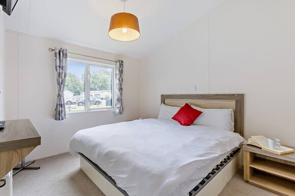 Prestige Lodge with parking, ensuite & decking - California Cliffs, Great Yarmouth