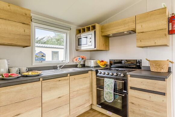 Silver Caravan with parking, ensuite & decking - Camber Sands, Camber