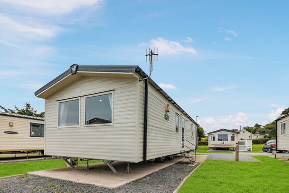 Silver Caravan with parking & decking - Camber Sands, Camber