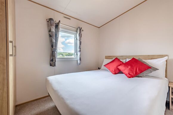 Gold Caravan with parking, decking & sea view - Carmarthen Bay, Kidwelly, Carmarthenshire