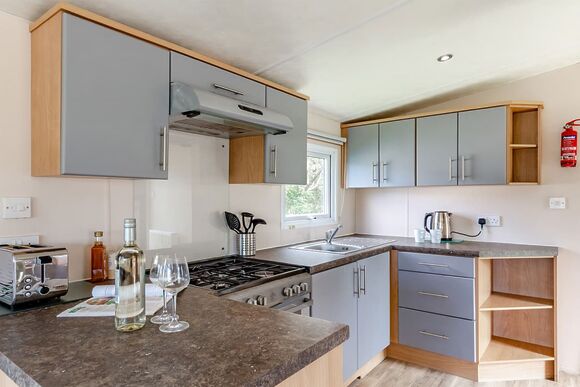 Silver Caravan with parking, decking & sea view - Carmarthen Bay, Kidwelly, Carmarthenshire