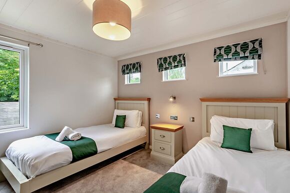 Deluxe Lodge with ensuite, decking & sea view - Carmarthen Bay, Kidwelly, Carmarthenshire