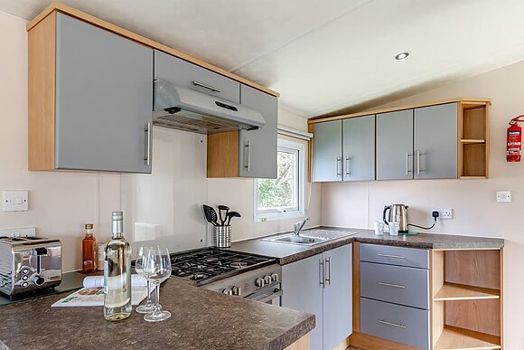 Silver 2 Caravan slps 6 with decking and sea viewP - Carmarthen Bay, Kidwelly, Carmarthenshire