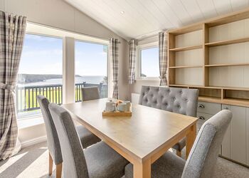 Deluxe Lodge with parking, ensuite, decking & hot tub - Cayton Bay, Cayton Bay, Scarborough
