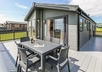 Deluxe Lodge with parking, ensuite, decking & hot tub - Cayton Bay, Cayton Bay, Scarborough