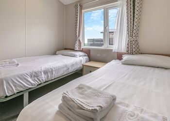 Deluxe Lodge with parking, ensuite, decking & hot tub - Cayton Bay, Cayton Bay, Scarborough