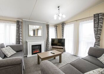 Deluxe 4 Lodge with parking, ensuite, decking & hot tub - Cayton Bay, Cayton Bay, Scarborough