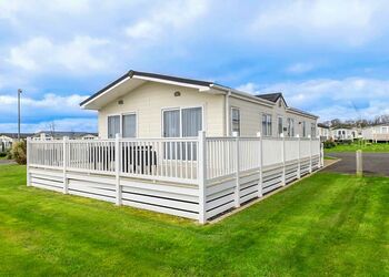 Deluxe 4 Lodge with parking, ensuite, decking & hot tub - Cayton Bay, Cayton Bay, Scarborough