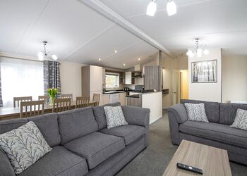 Deluxe 4 Lodge with parking, ensuite, decking & hot tub - Cayton Bay, Cayton Bay, Scarborough