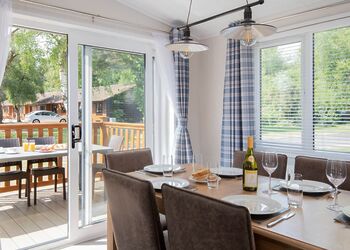 Deluxe 4 Lodge with parking, ensuite, decking & hot tub - Cayton Bay, Cayton Bay, Scarborough