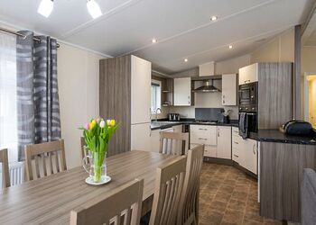Deluxe 4 Lodge with parking, ensuite, decking & hot tub - Cayton Bay, Cayton Bay, Scarborough