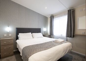 Deluxe 4 Lodge with parking, ensuite, decking & hot tub - Cayton Bay, Cayton Bay, Scarborough