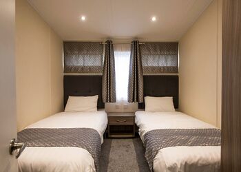 Deluxe 4 Lodge with parking, ensuite, decking & hot tub - Cayton Bay, Cayton Bay, Scarborough