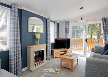 Deluxe Lodge, parking, ensuite, decking & hot tub - Coopers Beach, Mersea Island, Colchester
