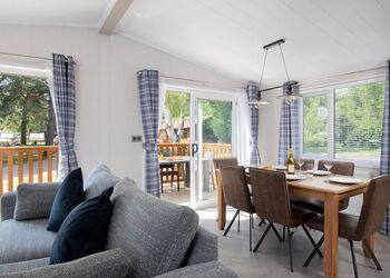 Deluxe Lodge, parking, ensuite, decking & hot tub - Coopers Beach, Mersea Island, Colchester