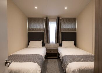 Deluxe Lodge, parking, ensuite, decking & hot tub - Coopers Beach, Mersea Island, Colchester