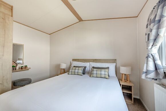 Bronze 3 Bedroom Caravan, Sleeps 8 - Coopers Beach, Mersea Island, Colchester