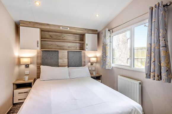 Silver Caravan with decking 6 P - Coopers Beach, Mersea Island, Colchester