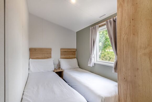 Silver 3 Bedroom Caravan, Sleeps 8 - Coopers Beach, Mersea Island, Colchester