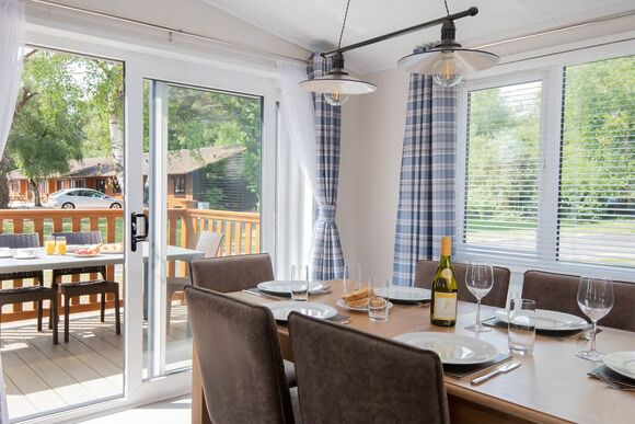 Deluxe Lodge, parking, ensuite, decking & hot tub - Coopers Beach, Mersea Island, Colchester