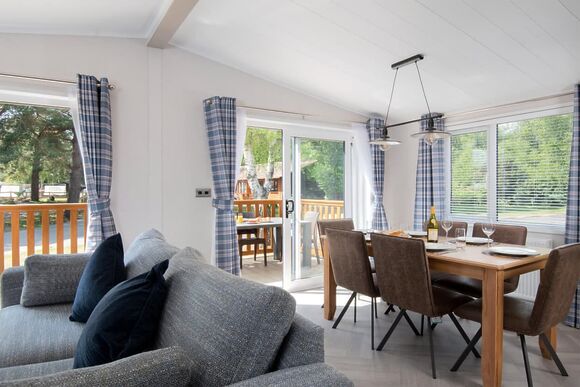 Deluxe Lodge, parking, ensuite, decking & hot tub - Coopers Beach, Mersea Island, Colchester