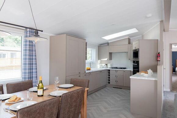 Deluxe Lodge, parking, ensuite, decking & hot tub - Coopers Beach, Mersea Island, Colchester