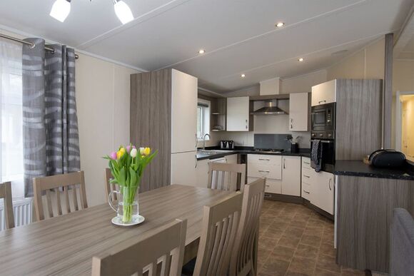 Deluxe Lodge, parking, ensuite, decking & hot tub - Coopers Beach, Mersea Island, Colchester
