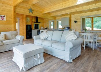 Dorset Threshold - Peckmoor Farm Lodges, Crewkerne