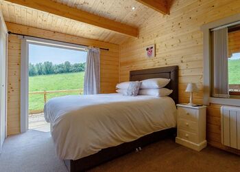 Two Hoots - Peckmoor Farm Lodges, Crewkerne