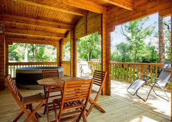 Woodland Hideaway - Peckmoor Farm Lodges, Crewkerne