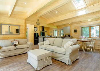 Woodland Hideaway - Peckmoor Farm Lodges, Crewkerne