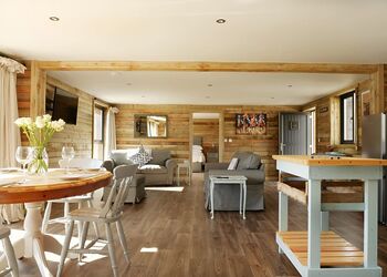 The Old Tack Room - Peckmoor Farm Lodges, Crewkerne