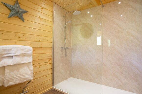 Two Hoots - Peckmoor Farm Lodges, Crewkerne