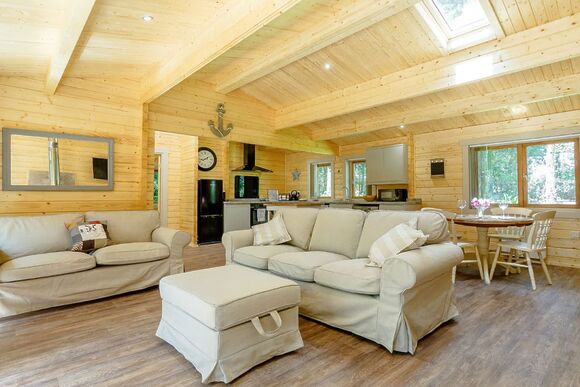 Woodland Hideaway - Peckmoor Farm Lodges, Crewkerne