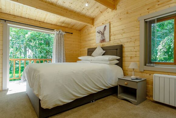Woodland Hideaway - Peckmoor Farm Lodges, Crewkerne