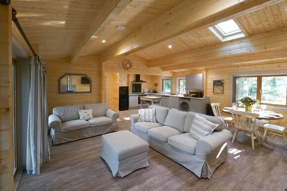 Woodland Retreat - Peckmoor Farm Lodges, Crewkerne