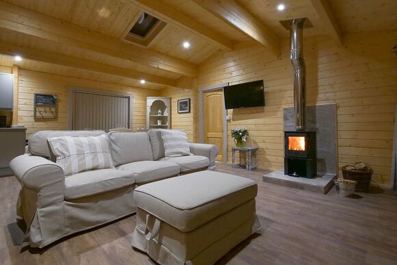 Woodland Retreat - Peckmoor Farm Lodges, Crewkerne