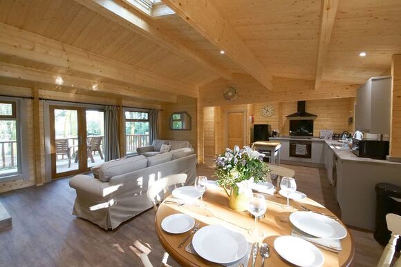 Woodland Retreat - Peckmoor Farm Lodges, Crewkerne