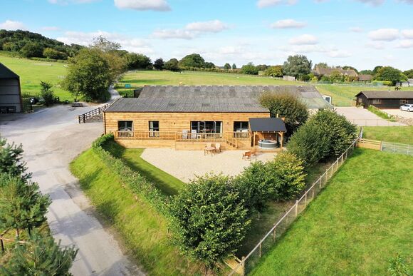 The Old Tack Room - Peckmoor Farm Lodges, Crewkerne