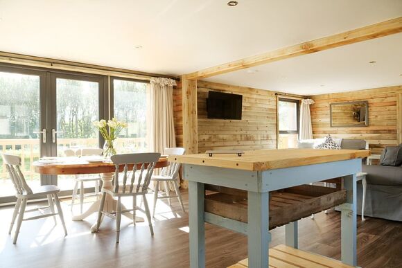 The Old Tack Room - Peckmoor Farm Lodges, Crewkerne