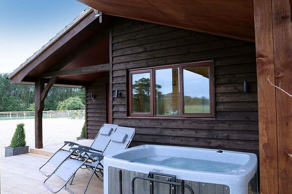 Stable Lodge - Peckmoor Farm Lodges, Crewkerne