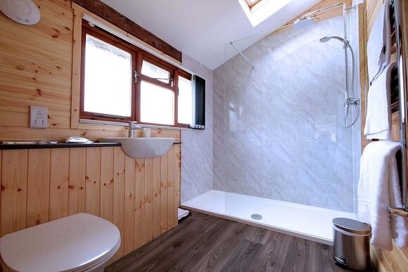 Stable Lodge - Peckmoor Farm Lodges, Crewkerne