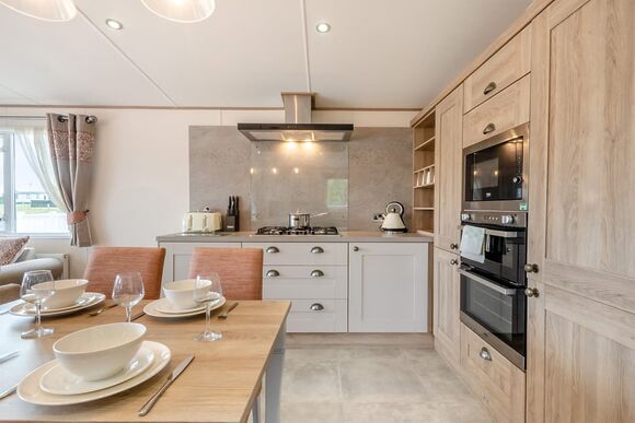 Gold Premium Caravan, parking, ensuite, deck & SV P, Gold Premium Caravan, parking, ensuite, deck & SV - Pendine Sands, Pendine, Nr Carmarthen