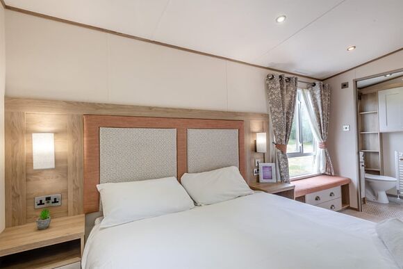 Gold Premium Caravan, parking, ensuite, deck & SV P, Gold Premium Caravan, parking, ensuite, deck & SV - Pendine Sands, Pendine, Nr Carmarthen