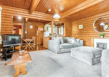 The Log Spa - Penllwyn Lodges, Garthmyl, Montgomery