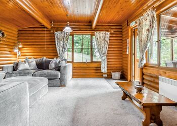 The Log Spa - Penllwyn Lodges, Garthmyl, Montgomery