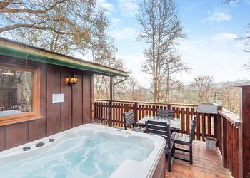 Pines Spa - Penllwyn Lodges, Garthmyl, Montgomery