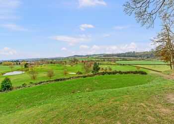 The Larches Spa - Penllwyn Lodges, Garthmyl, Montgomery