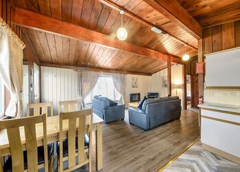 Toft - Penllwyn Lodges, Garthmyl, Montgomery